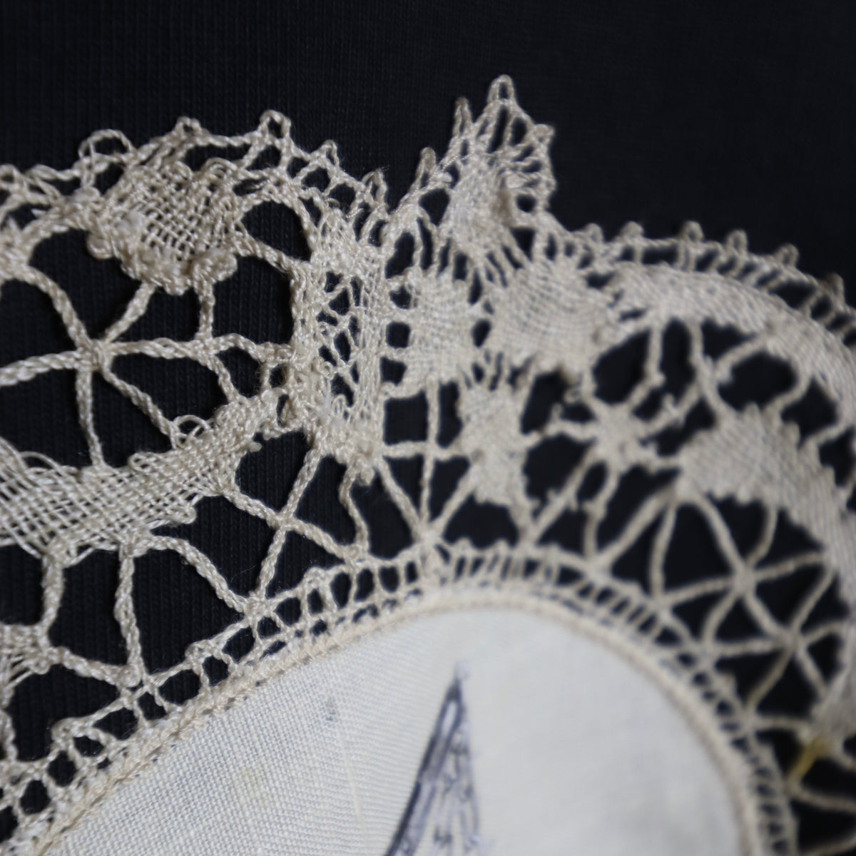 ✶Mystery weaponry Doily cropped t-shirt✶