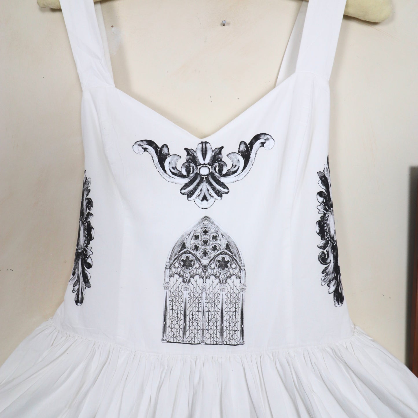White medieval print dress ✶ Size UK 10 / US 6 / EU 38