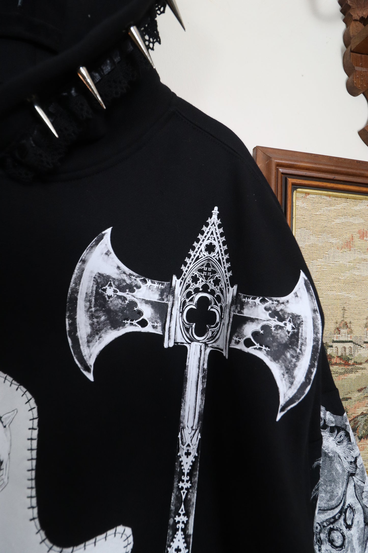 Medieval patched hoodie with elongated sleeves ✶ Size XL
