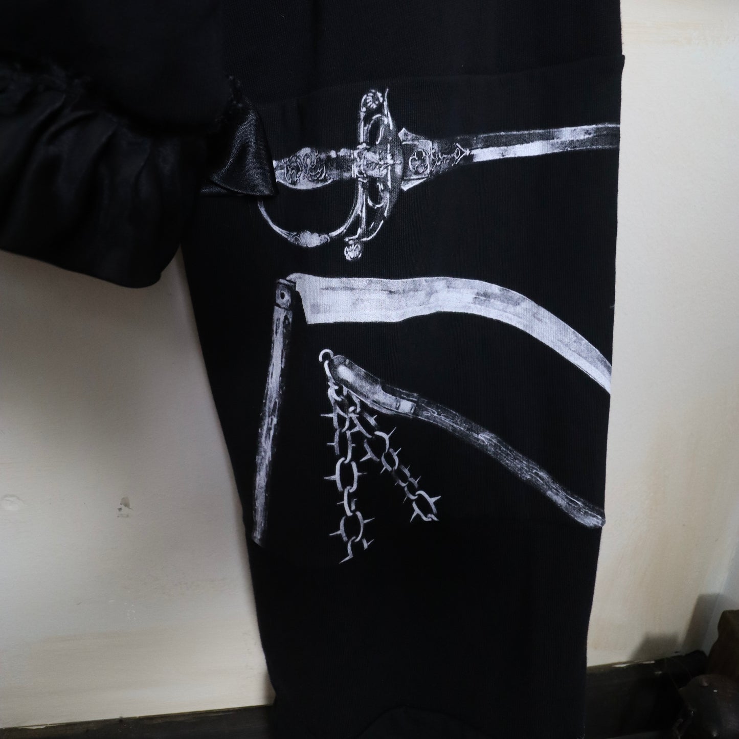 Medieval patched hoodie with elongated sleeves ✶ Size XL
