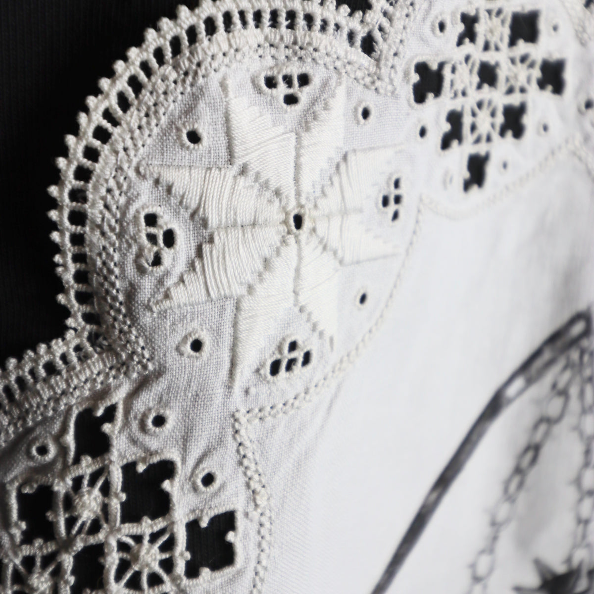 ✶Mystery weaponry Doily cropped t-shirt✶
